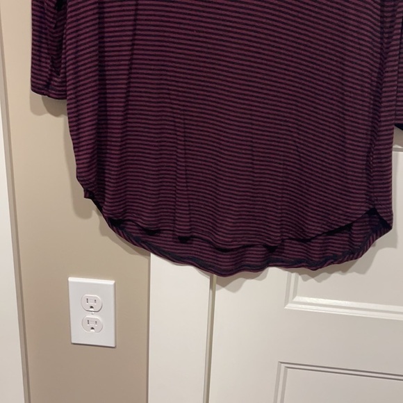 Ana Sz Med 3/4 Sleeve Top. Excellent Condition. Curved bottom hem Navy/deep Red - Picture 5 of 5